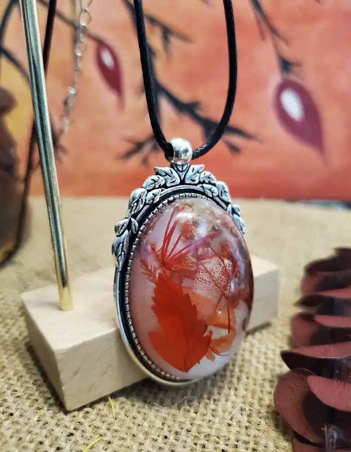 Antiquated-Resin-Pendant-Crimson-Keepsake-002