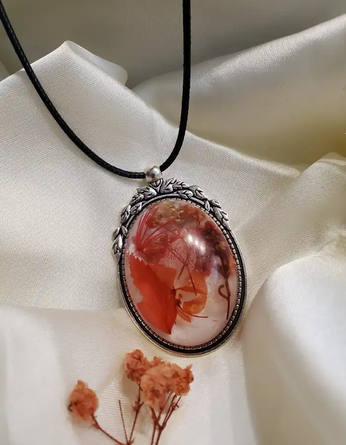 Antiquated-Resin-Pendant-Crimson-Keepsake-003