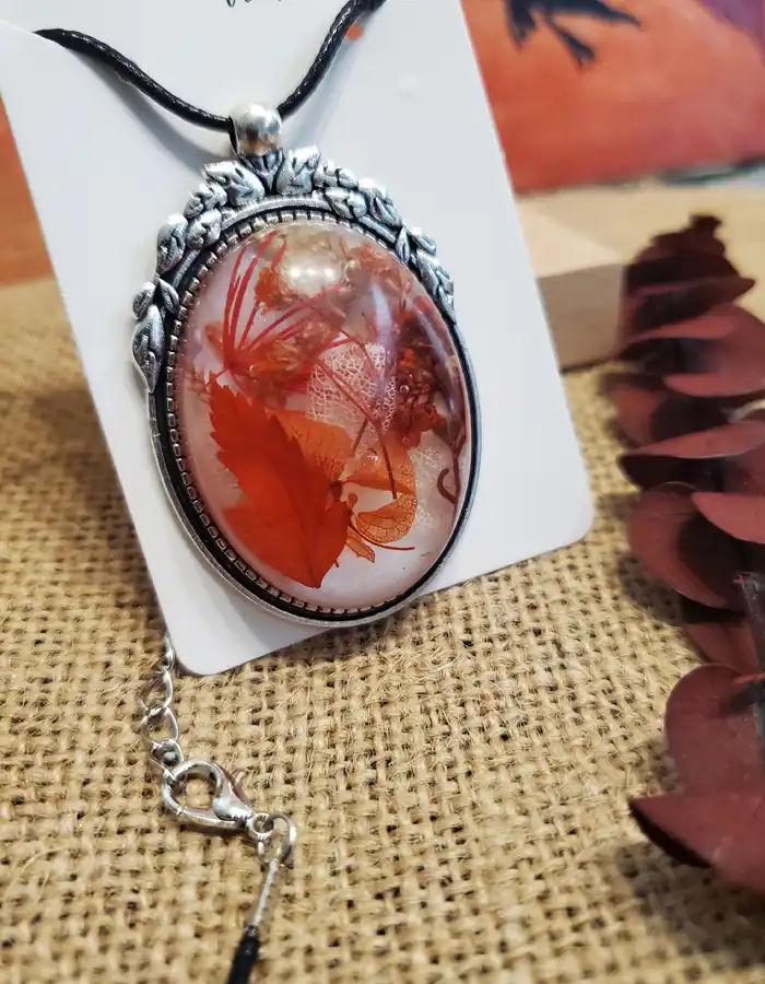 Antiquated-Resin-Pendant-Crimson-Keepsake-005