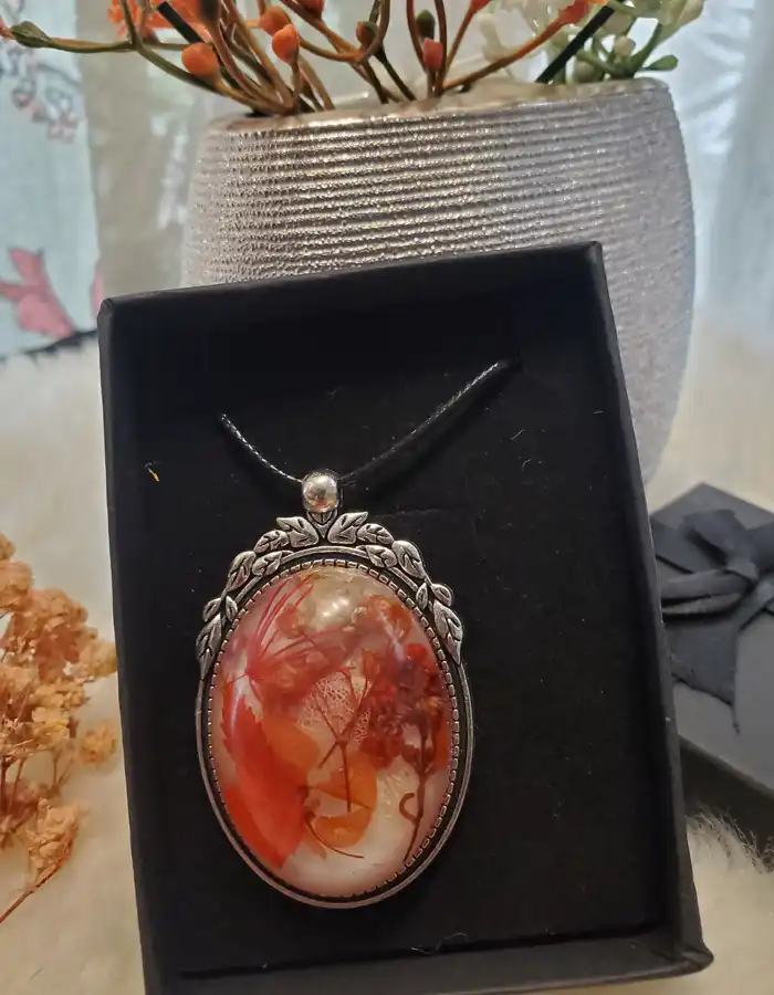 Antiquated-Resin-Pendant-Crimson-Keepsake-006