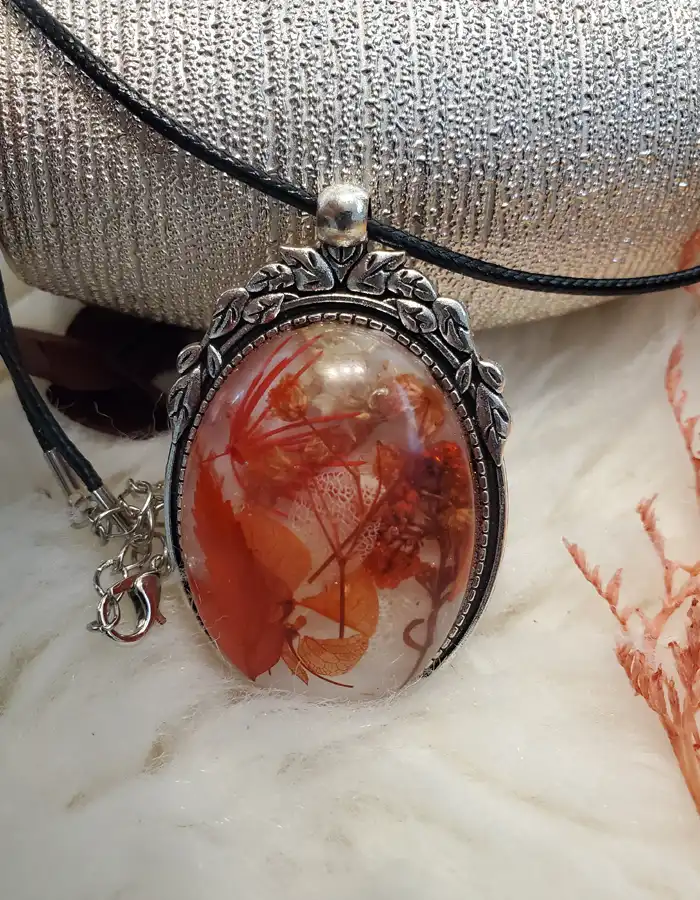 Antiquated-Resin-Pendant-Crimson-Keepsake-007