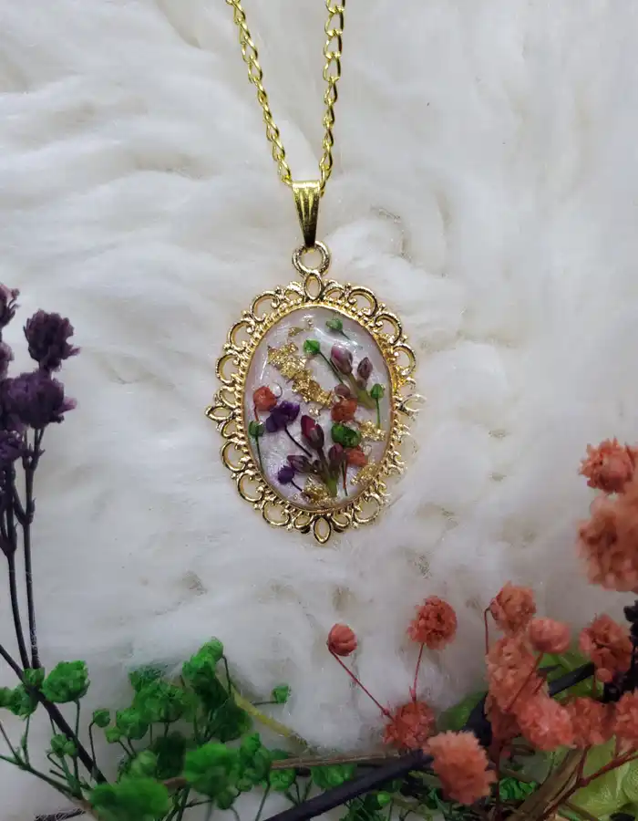 Handcrafted-Queen-Resin-Pendant-Oracles-Prism-04