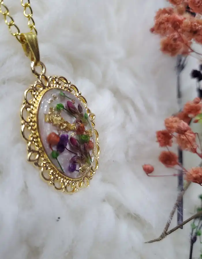 Handcrafted-Queen-Resin-Pendant-Oracles-Prism-05