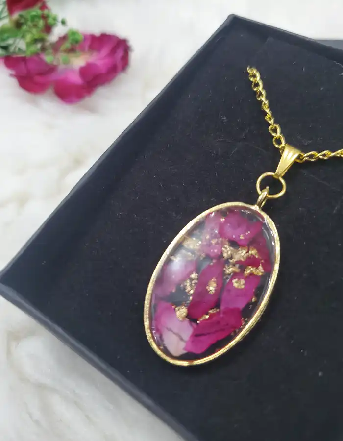 Oval-Resin-Pendant-Tempest-Of-Petals-03