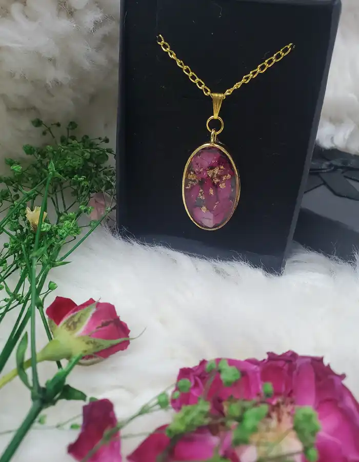 Oval-Resin-Pendant-Tempest-Of-Petals-04