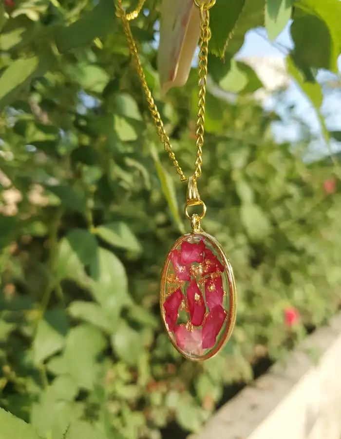 Oval-Resin-Pendant-Tempest-Of-Petals-05