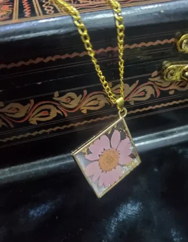 Silsila‑e‑Gul Pink Daisy Floral Pendant