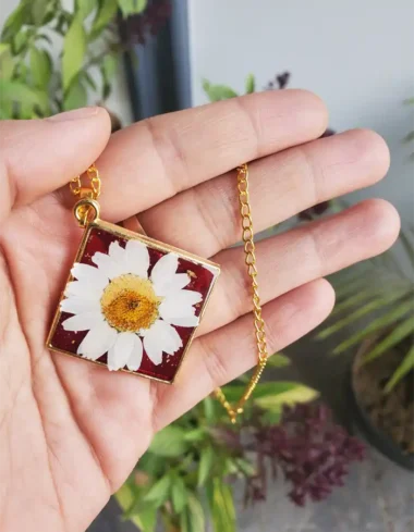Handmade Resin Pendant – Daisy Ember