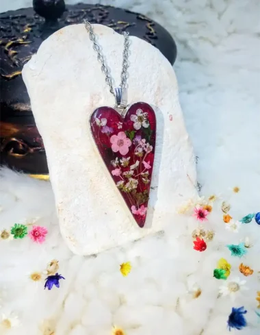 Dil-e-Guldasta Maroon Floral Heart Pendant