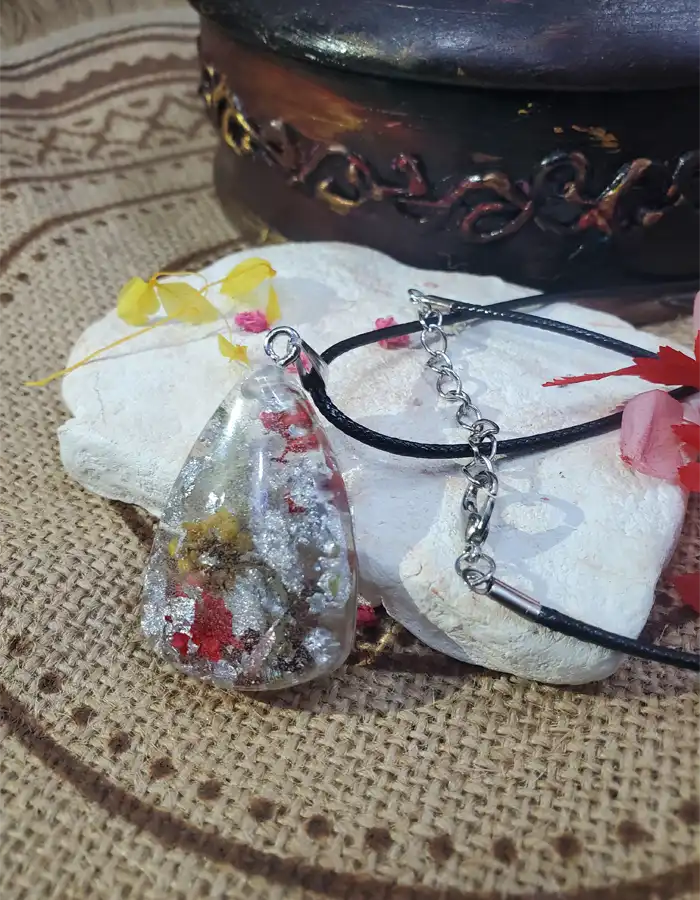 Funparey Nature-Inspired Resin Pendant – Crimson Gleam 251213002