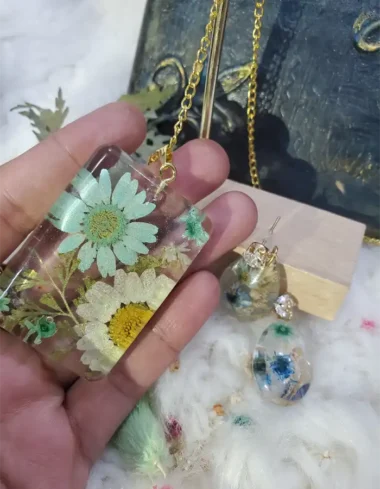 Resin Pendant & Earrings Set – Flora Frame