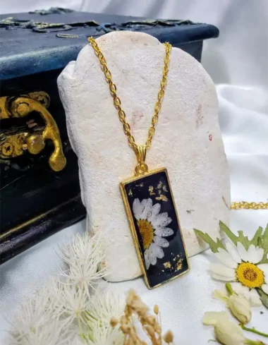 Handmade Resin Pendant – Daisy Ember