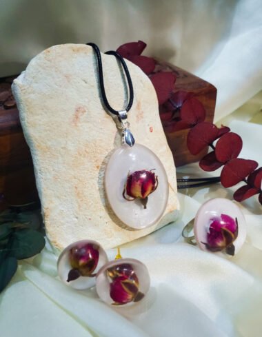 Gul-e-Aabroo Pendant, Earrings and Ring Set