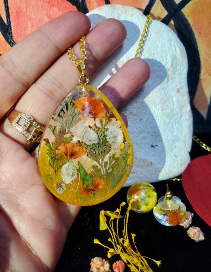Gul-e-Zar-o-Zauq-Pendant-and-Earrings-Set-5