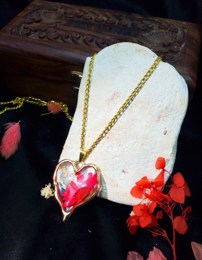 Crimson-Devotion-Pendant-4