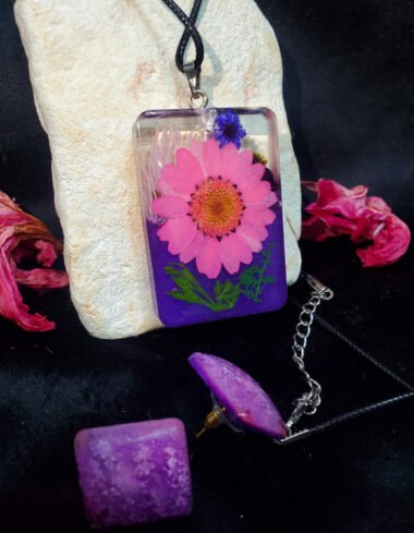 Do Rukh-e-Gul-e-Afsana Pendant and Earrings Set