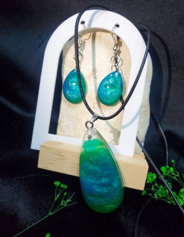 Lehr-e-Mastana Pendant and Earrings Set