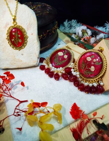 Naghma-e-Gulzar Pendant and Earrings Set