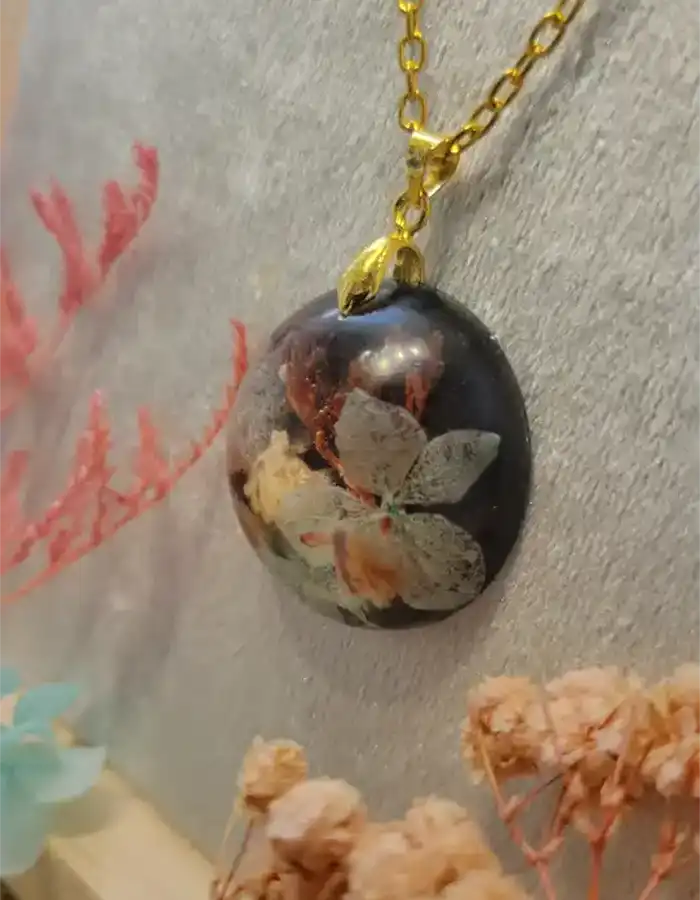Handcrafted-Resin-Pendant-Botanica-Luna-02-1