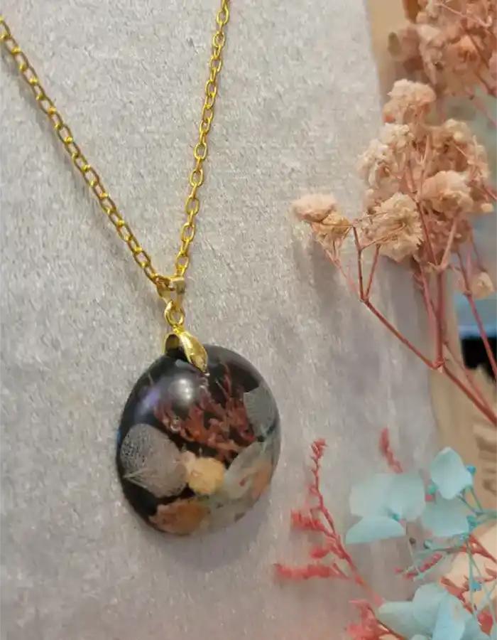 Handcrafted-Resin-Pendant-Botanica-Luna-03-1