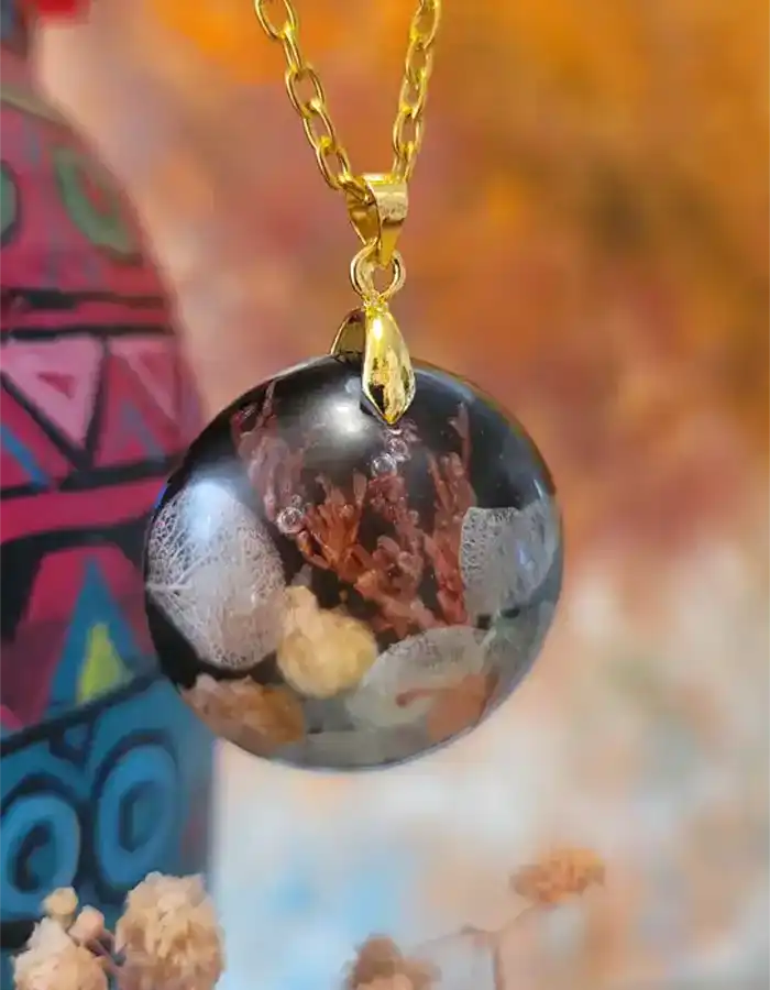 Handcrafted-Resin-Pendant-Botanica-Luna-04-1