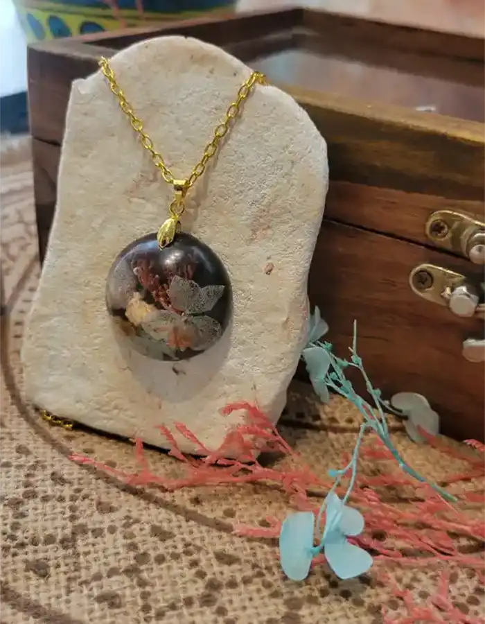 Handcrafted-Resin-Pendant-Botanica-Luna-05-1