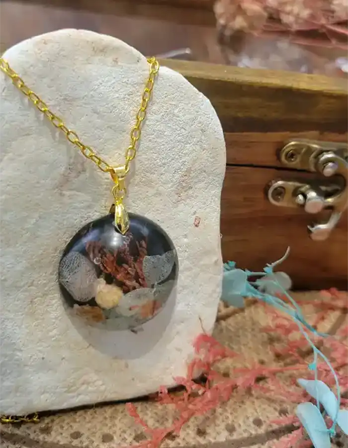 Handcrafted-Resin-Pendant-Botanica-Luna-06-1