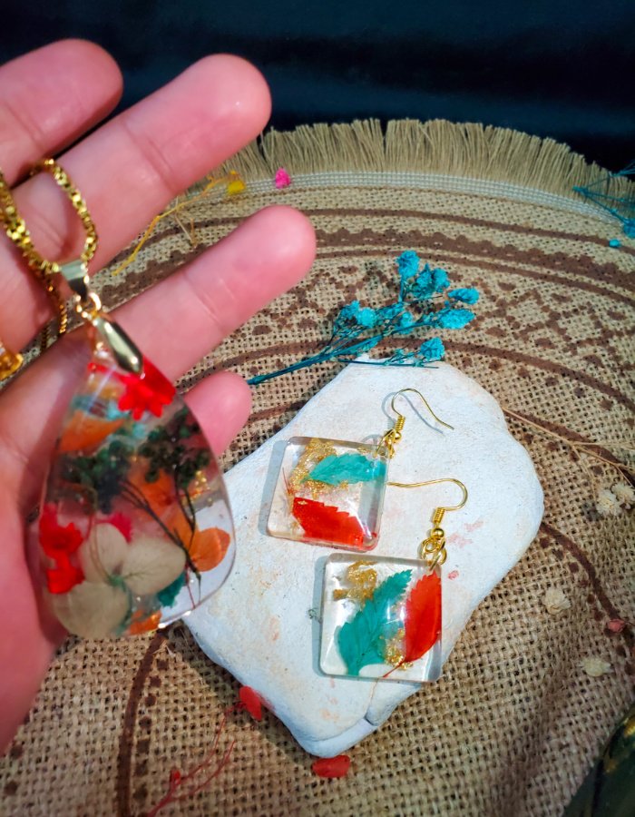 Nigar-e-Husn-Pendant-and-Earrings-Set-4