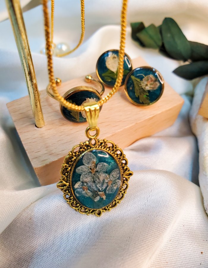 Gulshan-e-Sukoon Pendant, Earrings and Ring Set 1