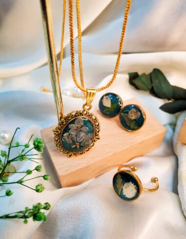 Gulshan-e-Sukoon Pendant, Earrings and Ring Set
