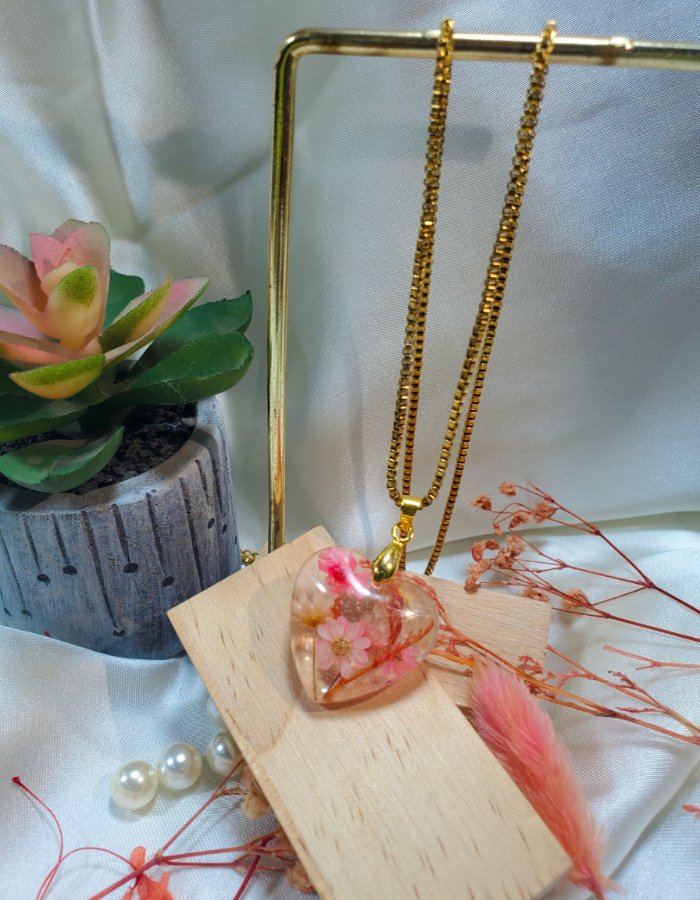 Heart Throb Daisy Lore Pendant 2
