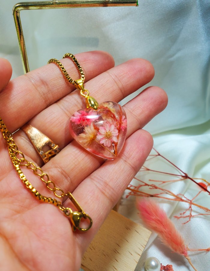 Heart Throb Daisy Lore Pendant 3