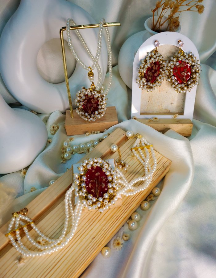BCH0RJEPR0479 1 Zewar-e-ishq Red Floral Beaded Pendant, Earring and Bracelet Set with Yarrow Blooms – handmade resin jewelry set, view 9