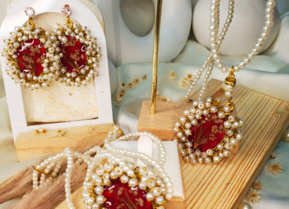Zewar-e-ishq Red Floral Beaded Pendant, Earring and Bracelet Set with Yarrow Blooms – handmade resin jewelry set, view 6