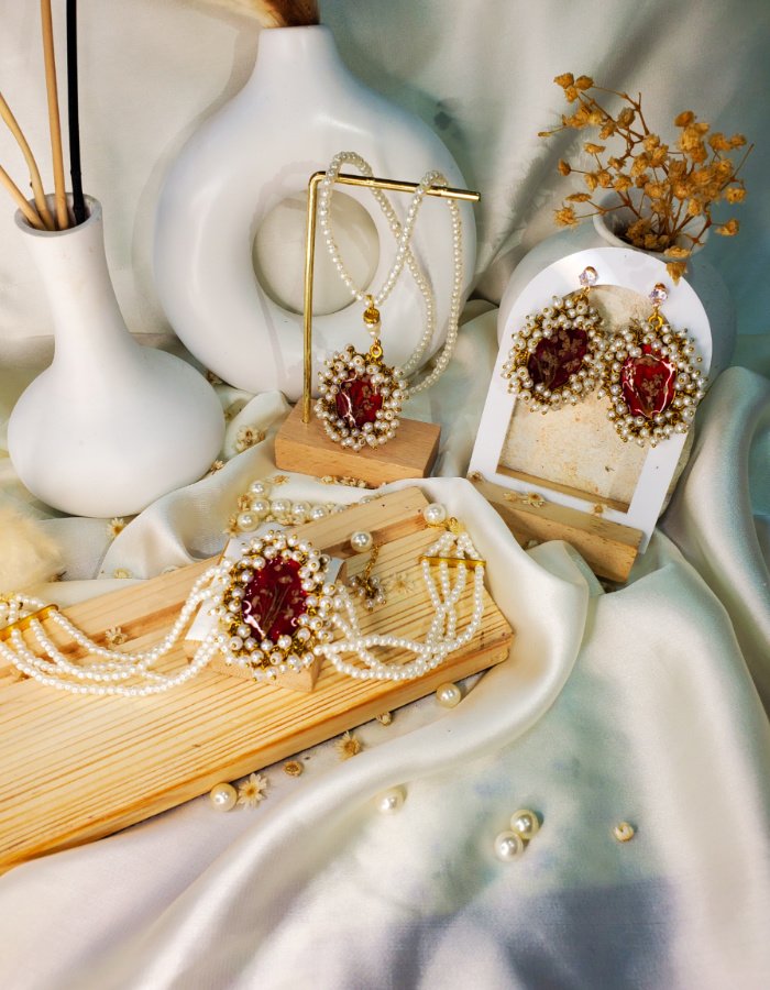 BCH0RJEPR0479 2 Zewar-e-ishq Red Floral Beaded Pendant, Earring and Bracelet Set with Yarrow Blooms – handmade resin jewelry set, view 7