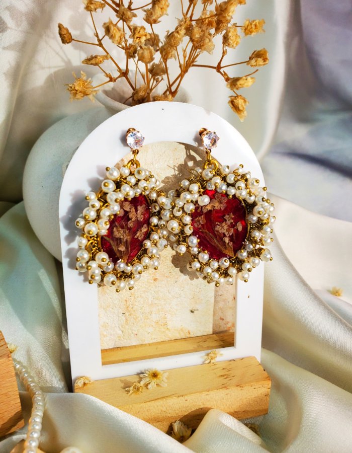 BCH0RJEPR0479 5 Zewar-e-ishq Red Floral Beaded Pendant, Earring and Bracelet Set with Yarrow Blooms – handmade resin jewelry set, view 4