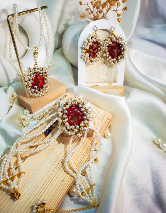 BCH0RJEPR0479 6 Zewar-e-ishq Red Floral Beaded Pendant, Earring and Bracelet Set with Yarrow Blooms – handmade resin jewelry set, view 10