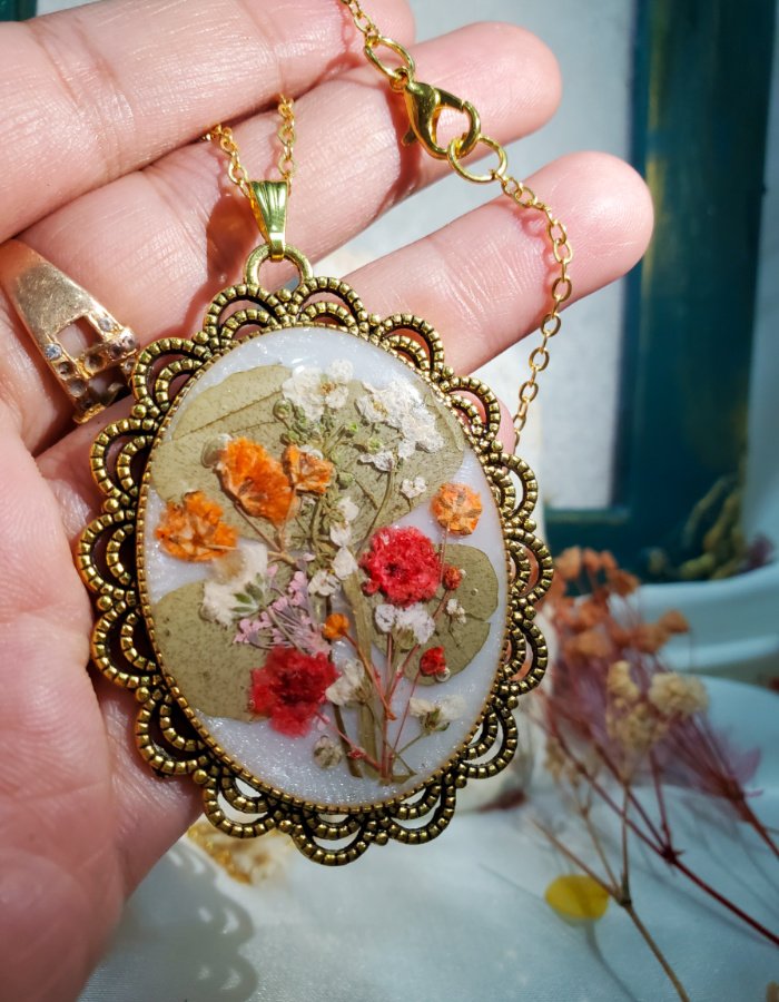Gullrung Gulbaan-e-Noor White Multi Floral Meadow Pendant, real flower resin pendant