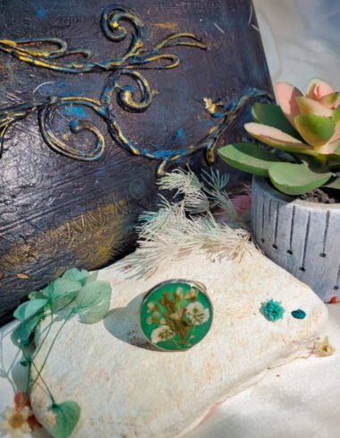 Naghma‑e‑Sabz Green Floral Ring – handmade resin flower ring, view 5