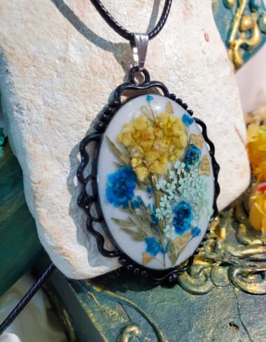 Durr‑e‑Bahaar White Multi-floral Pendant – handmade real flower pendant, view 9