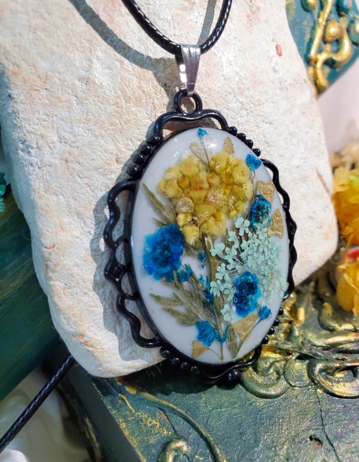 Gullrung Durr-e-Bahaar White Multi-floral Pendant, real flower resin jewelry
