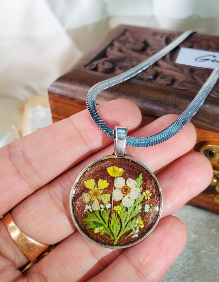 Daira‑e‑Chaman Brown Multi Floral Pendant – handmade real flower round pendant, worn in hand