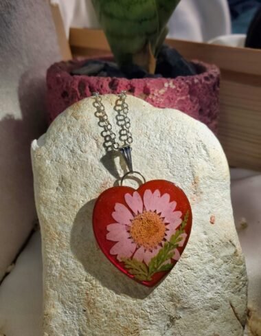Mah‑e‑Dil Gulabi Red Daisy Heart Pendant – handmade heart flower pendant, featured view