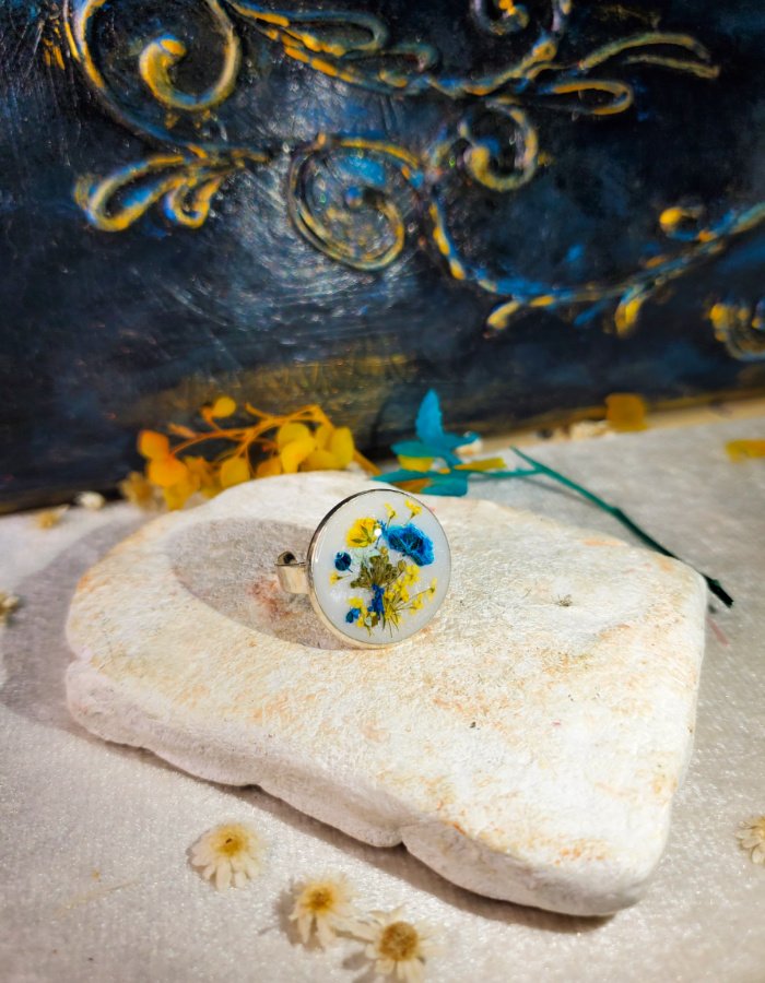 Naghma-e-Safed White Floral Ring 1 Naghma-e-Safed White Floral Ring – handmade white flower resin ring, featured view