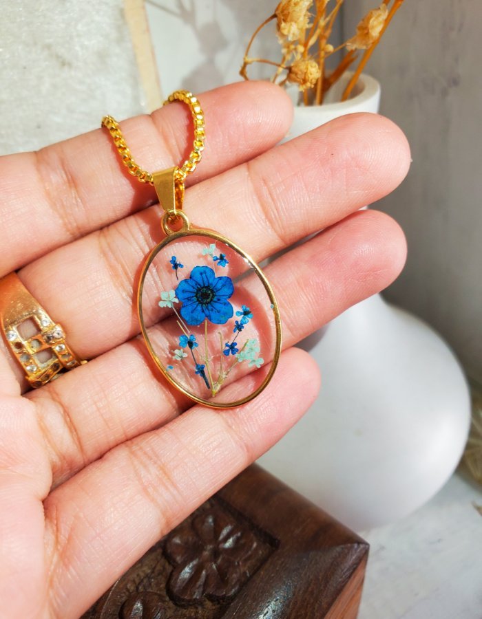 Noor‑e‑Neelam Blue Floral Pendant – handmade flower resin pendant, worn in hand